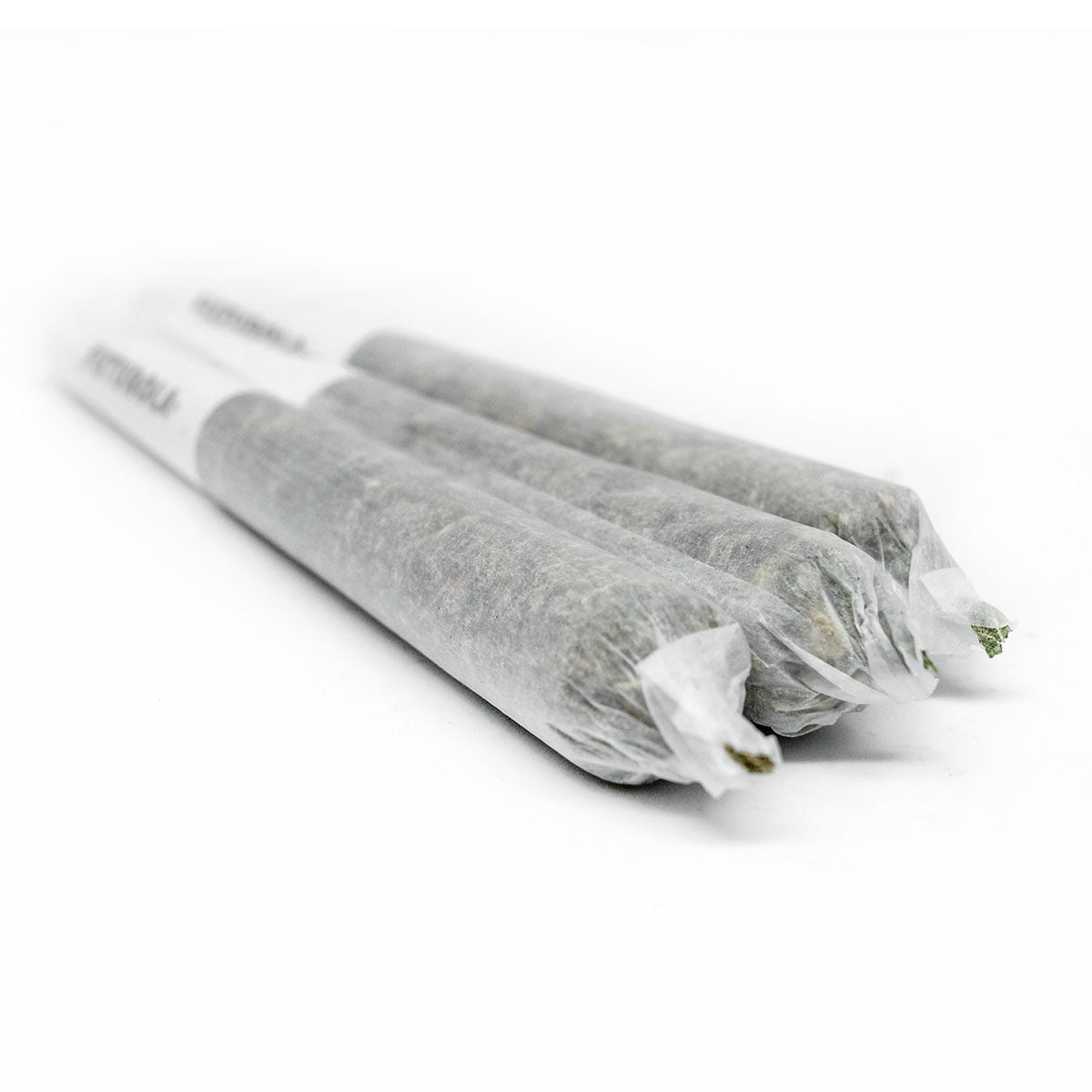一流的药房提供三捆用塑料仔细包装的 Pre Rolls-10 Regular，陈列在白色的表面上。