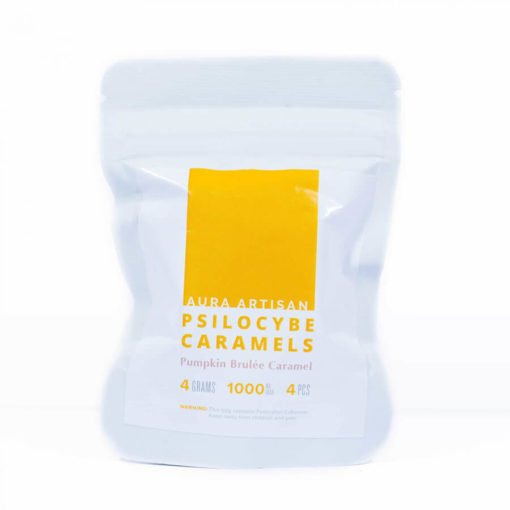 一袋白色的 Aura Artisan Psilocybin Caramels - 4000 毫克，上面贴着黄色标签，来自一家顶级药房。