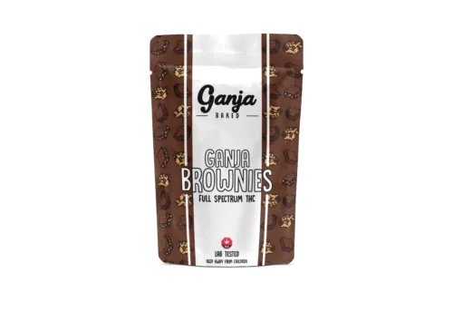 Een zak Ganja Baked Fudge Weed Brownies op een zwarte achtergrond, verkrijgbaar bij een eersteklas apotheek.