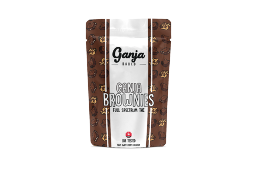 Una bolsa de Ganja Baked Fudge Weed Brownies sobre fondo negro, disponible en un dispensario de primera categoría.