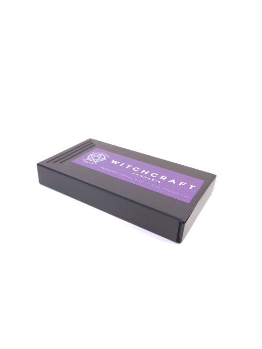 一个黑色的盒子上贴着紫色的标签，上面写着 "巫术大麻"--可在顶级药房购买的预卷装。