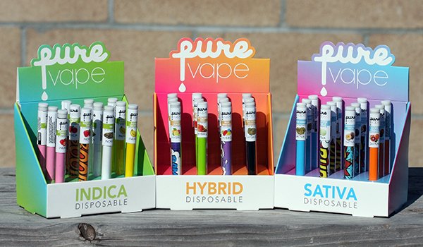 Pure Vape Pen Einweg-Vape Pens in einer Auslage auf einem Holztisch in einer billigen Apotheke.